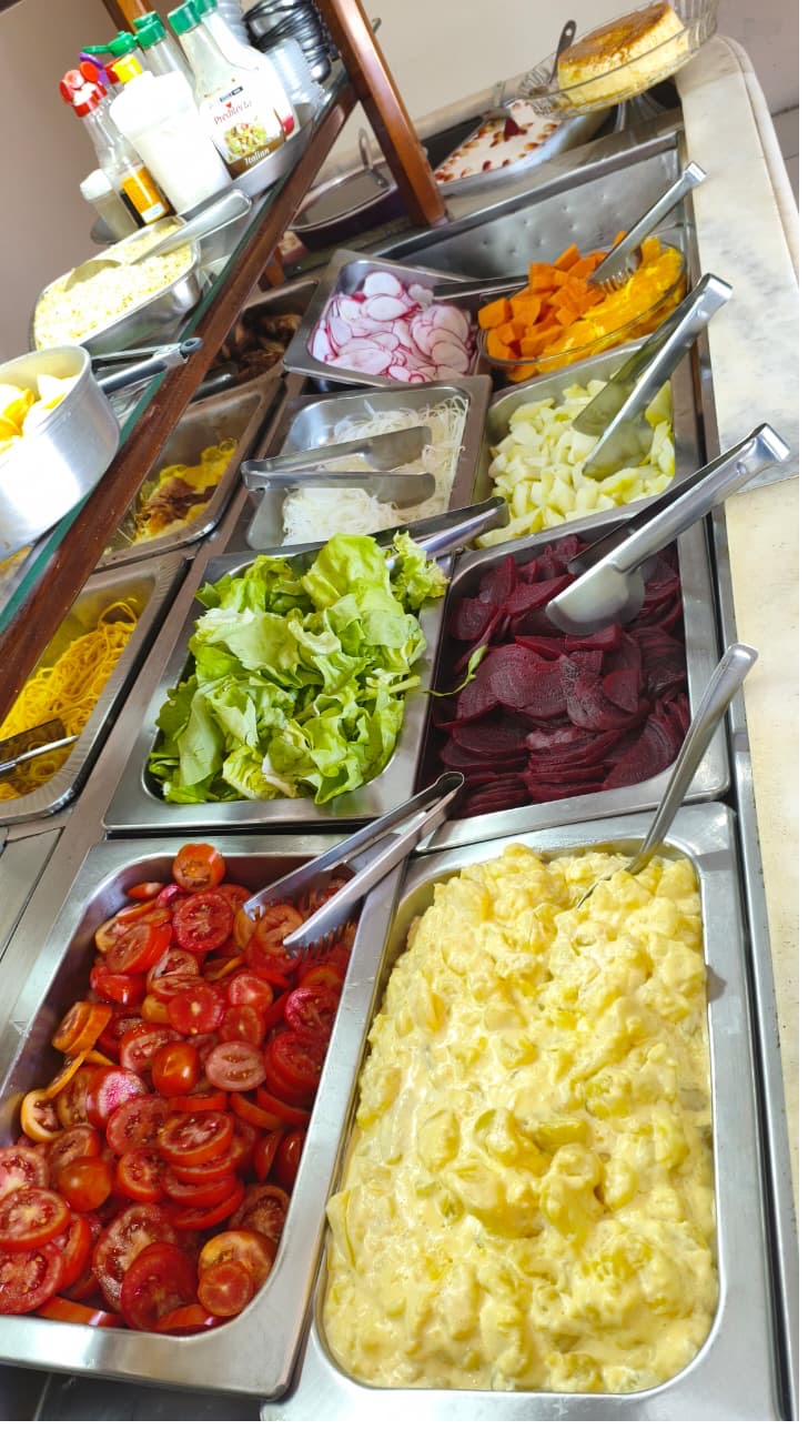 Saladas do buffet: alface, tomate, beterraba, rabanete e salada de batata cremosa